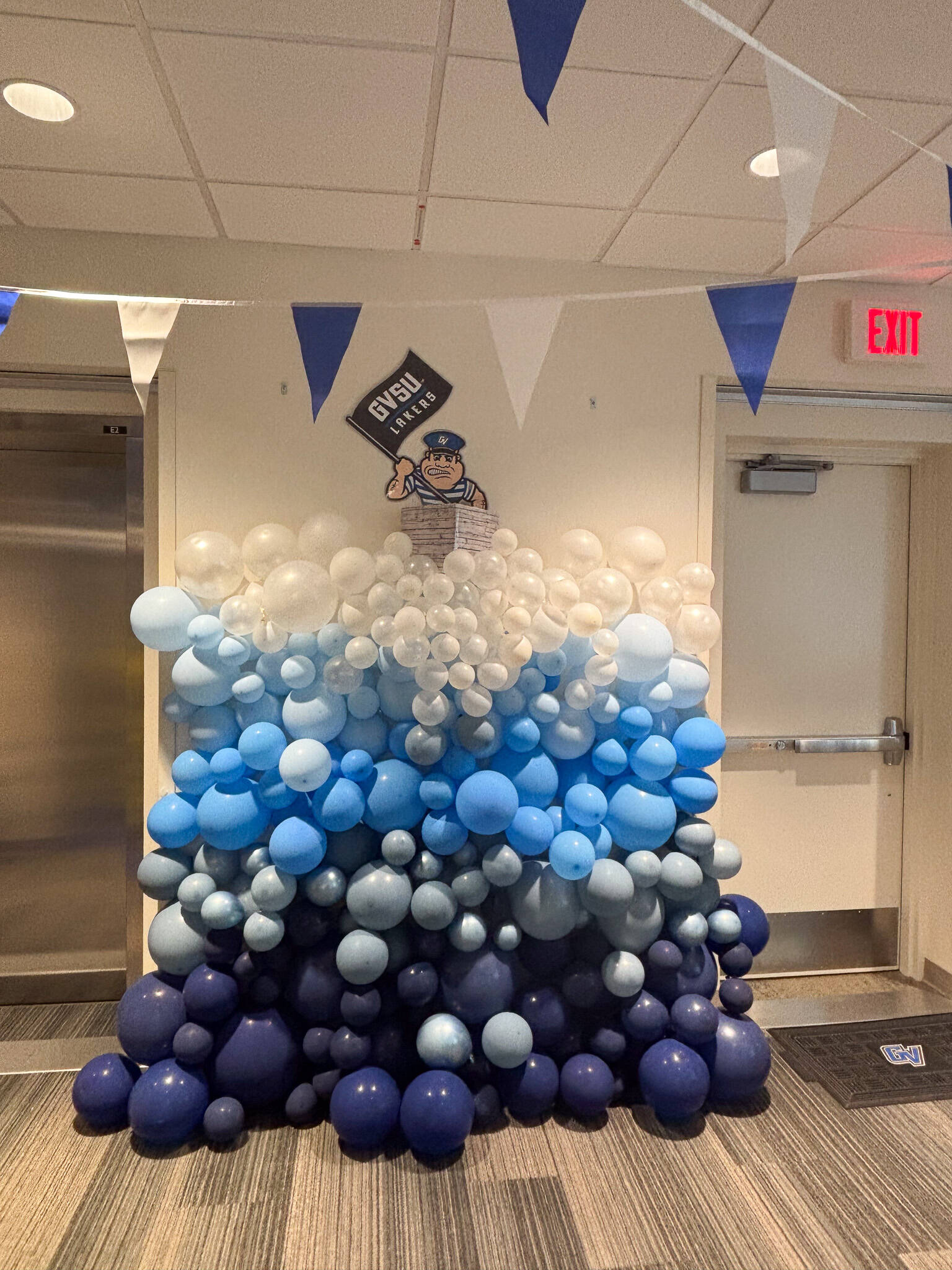 Photo of balloon homecoming decorations